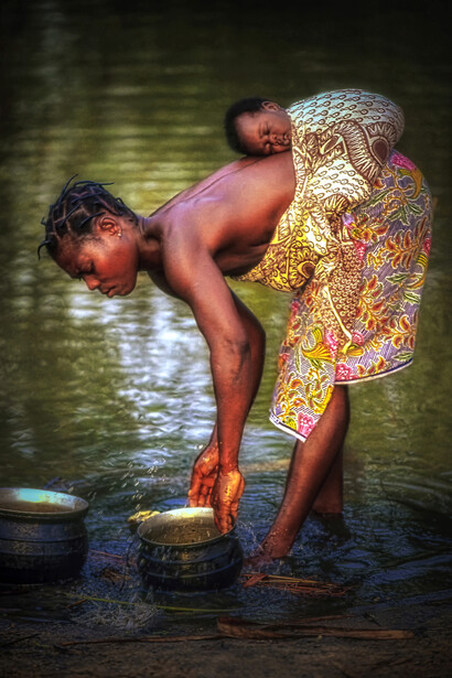 Benin – Donna con bambino in un villaggio sul fiume Mono, all’estuario sul Golfo di Guinea. Ph Sergio Pessolano