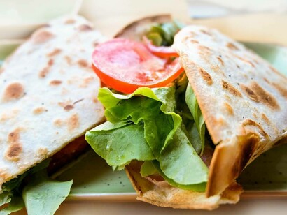 Piadina romagnola: "E ogni assaggio è accompagnato da un salame, da una piadina calda, da una stretta di mano. Il vino in Romagna non è mai da solo. È parte di una tavola imbandita, anche se semplice. Di una cultura dell’accoglienza che si tramanda senza bisogno di proclami"