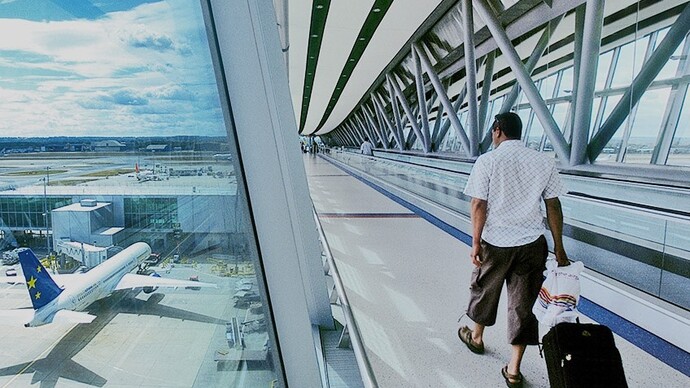 Viajero en el aeropuerto londinense de Gatwick