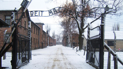 I cancelli di Auschwitz, con l'insegna "Arbeit macht frei"
