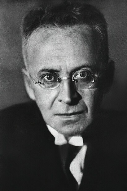 Lo scrittore e giornalista austriaco Karl Kraus (1874 – 1936)