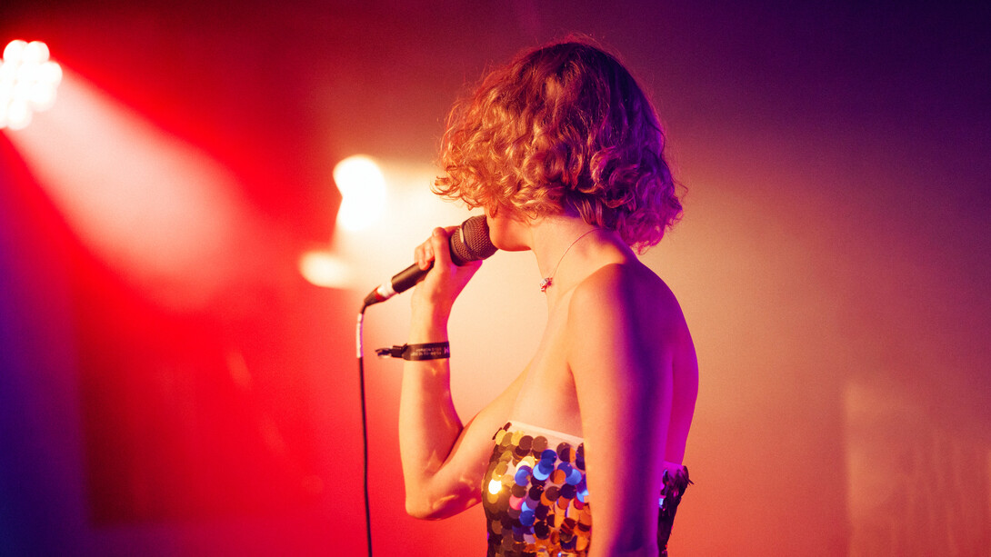 Una cantante se presenta en concierto. El vestuario, maquillaje y peluquería forman un conjunto esencial para transmitir el mensaje