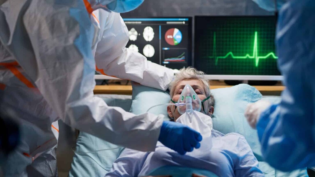 Os corredores ficaram diferentes. Antes tinham passos, conversas, gente passando com pressa para outros lugares. Depois ficaram vazios e barulhentos ao mesmo tempo. Vazios de gente andando. Barulhentos de máquinas, de alarmes, de tosses, de respirações raspando no peito. O silêncio nunca mais foi o mesmo depois disso. Ele deixou de ser descanso e virou anúncio