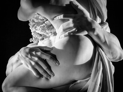 Le Rapt de Proserpine est une grande sculpture de marbre de l'artiste italien Le Bernin, sculptée entre 1621 et 1622. Selon l'esthétique platonicienne, ce ne sont pas les mêmes personnes qui seraient capables d'imiter bien, et en même temps, deux arts mimétiques qui semblent proches l'un de l'autre
