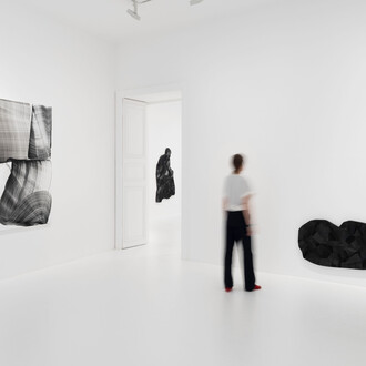 Lee Bae, Attending, vue de l’exposition. Avec l’aimable autorisation de Perrotin