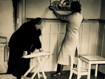 Maria Montessori con un'insegnante che prepara l'ambiente per i suoi alunni