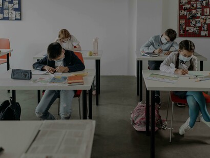 Estudantes fazendo trabalho escolar