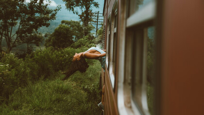 Descubra como o tédio ecoa através dos tempos, da Era Romântica à sociedade digital. Uma análise profunda sobre alienação e busca por significado na história e no mundo moderno