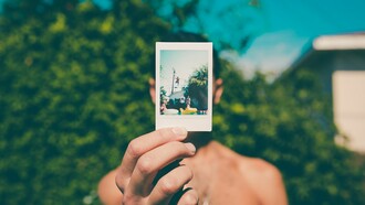 Nuestros recuerdos no son instantáneas fotográficas y su configuración se asemeja más bien a un proceso creativo