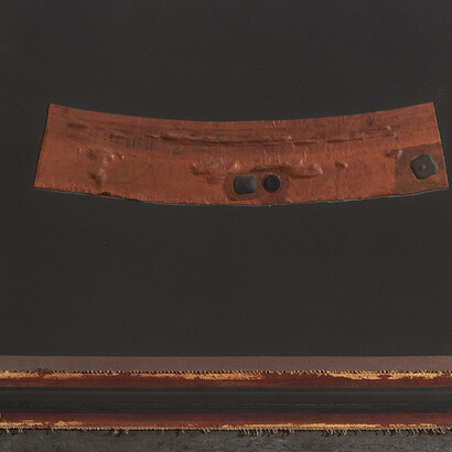 Senza titolo, 1976, camera d’aria, pneumatico, gomma su tela da capote, 62 x 62 cm 