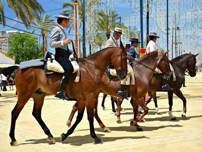 Caballistas paseando por el recinto ferial de Jerez