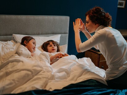 Babá contando histórias para as meninas