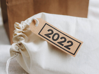 Pequeño saco de tela con una etiqueta de 2022