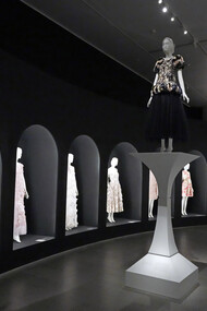 Interno del museo Met a New York adibito per la mostra di Karl Lagerfeld