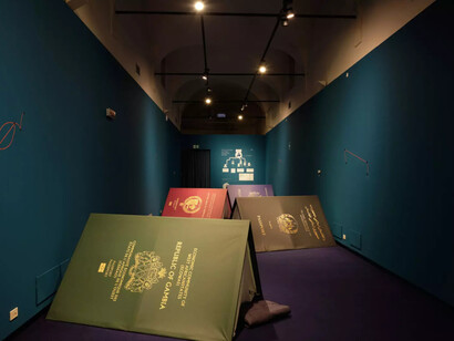 Khalid Albaih, La stagione della migrazione a Nord, vista della mostra. Per gentile concessione della Fondazione Brescia Musei