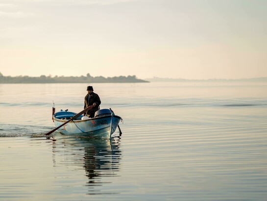 Em algum ponto, quase sempre despercebido, surge uma relação mantida por insistência, não por poesia. Dois corpos que seguem juntos por hábito, não por descoberta. Conversas impecáveis, porém, ocas. Um acordo tácito de permanência sustentado por memória, posição social, não por presença. Ninguém expressa esse momento. Ele acontece enquanto o cotidiano ocupa espaço demais