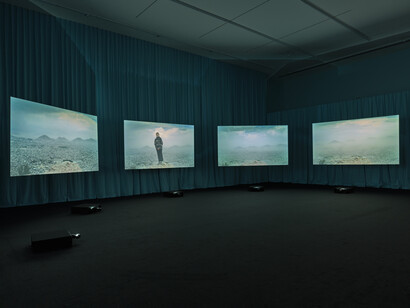 Aziz Hazara, Bow echo, vue de l'exposition. Avec l'aimable autorisation de S.M.A.K.