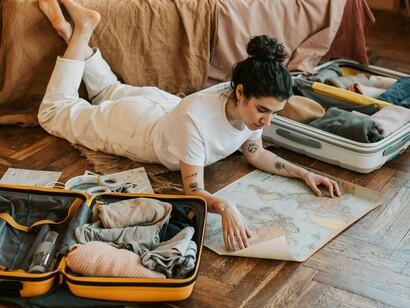 Agora é altura de recordar: fotografias das viagens; aeroportos, recordações; sorrisos e mais uma vez a espera interminável das malas!!!Pois é, meus caros leitores, as nossas amigas e companheiras malas também têm a sua viagem própria, com itinerários muito complexos, percorrendo túneis e corredores infindáveis até o seu destino coincidir com o nosso!

