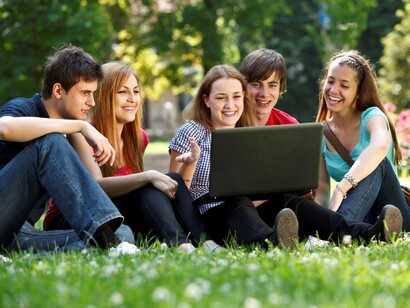 Universitarios en el campus