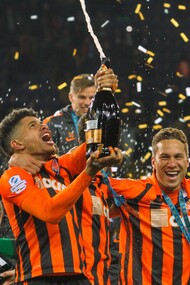 Jogadores de futebol do FC Shakhtar comemoram a vitória durante a partida final da Copa da Ucrânia Shakhtar (Donetsk) - Dínamo (Kyiv) no Estádio Metalist, em 2017