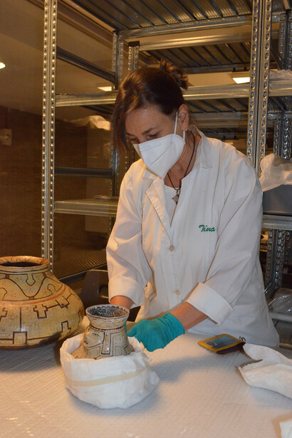 Imballaggio di un vaso antropomorfo "joni chomo"