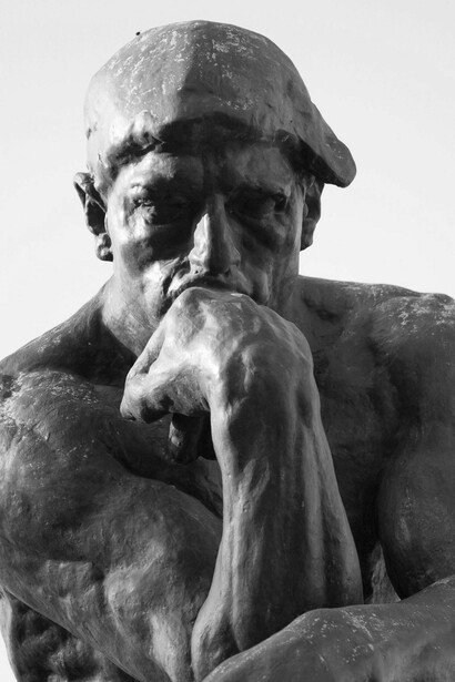 En la actualidad, esta sana actitud escéptica fomenta el equilibrio psicológico y promueve la investigación científica continua