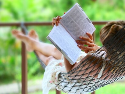 Leyendo en una hamaca