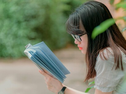 Quanto foi escrito e metido na gaveta de qualquer escrivaninha poderá lá bem ficar e não ver olhos leitores esquadrinharem, curiosos, hieróglifos escusos e escassos deixados ao acaso algures…