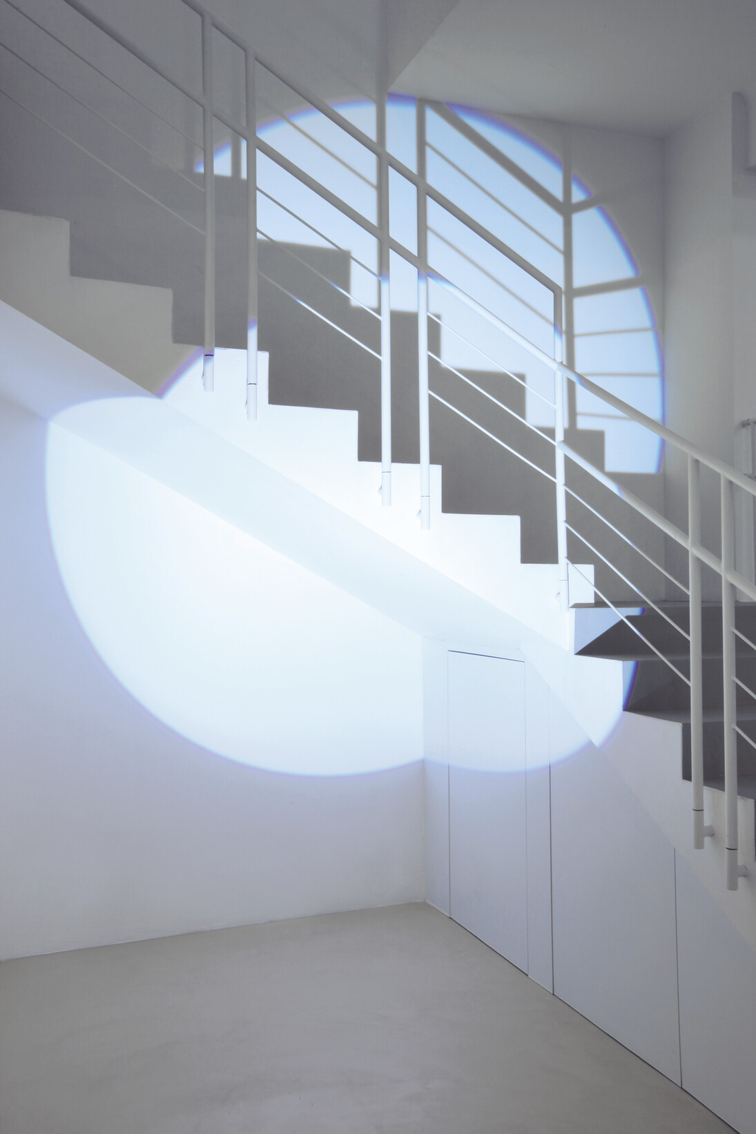 Michel Verjux, Contre-plongée traversante, à l’escalier (source au sol), 2015 Proiettore. Courtesy A arte Invernizzi, Milano. Foto Bruno Bani