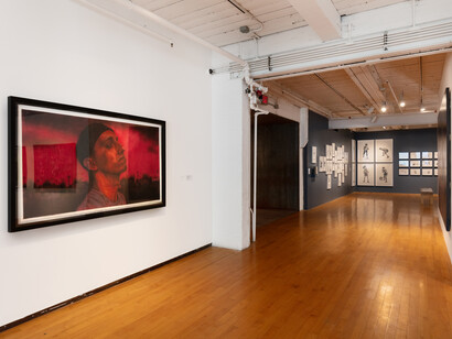 Vincent Valdez, Just a dream... (Solo un sueño...), vista de exhibición. Cortesía del MASS MoCA
