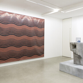 Valentin Carron - Père et fils, 2014, Encre vinylique sur bâche pvc, tube d'acier galvanisé, fil métallique, 300 x 380 cm - The great object (after André Gigon), 2014, Polystyrène et résine, 161 x 130 x 130 cm - Main bleue bougie blanche, 2014, Encre vinylique sur bâche pvc, tube d'acier galvanisé, fil métallique, 47 x 37 cm, Vue de l’exposition « L’autoroute du soleil à minuit », kamel mennour (47, rue Saint-André des Arts), Paris, 2015 © Valentin Carron, Photo: Fabrice Seixas, Courtesy the artist and kamel mennour, Paris
