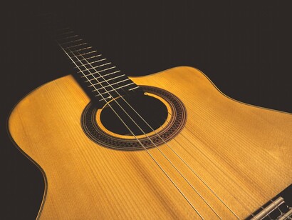 O ritmo é sombrio, de lamento condensado. A guitarrada ecoa como se fosse um espelho da culpa. E a voz, essa voz, vem como um último gesto antes do abandono. “Teresinha, Teresinha, Teresinha, perdoa-me. Não farei mais.” A repetição do nome é um grito quase mudo, mas confesso: não quer perdê-la