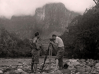 Alejandro Laime y Perry Lowrey midiendo la altura del Salto Ángel, 1949. Biblioteca Nacional de Venezuela