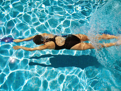Refrescarse nadando en la piscina