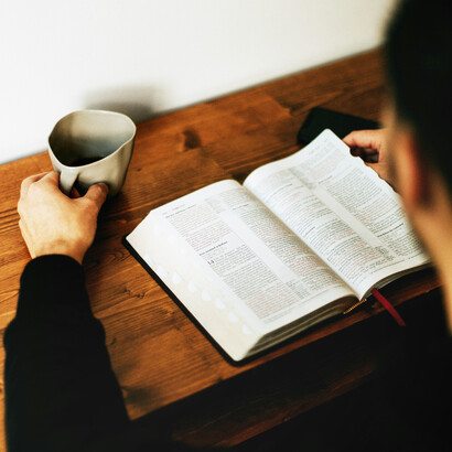 La religiosidad de Gabriela Mistral se manifiesta como una búsqueda inquieta, atravesada por la duda y la necesidad de sentido