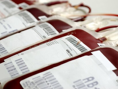 Bolsas de sangre en un banco de donación