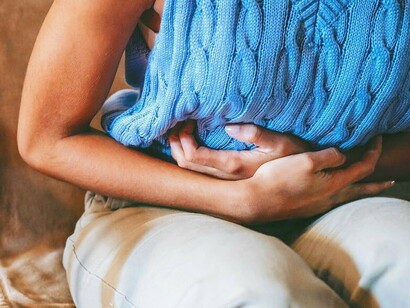 Alcuni trovano sollievo regolando la loro dieta, ad esempio evitando cibi piccanti, latticini o glutine, riducendo cibi con alto contenuto di fodmap