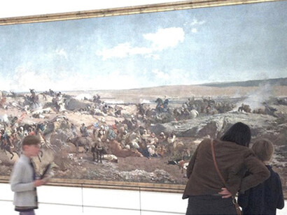 Visitantes contemplan el cuadro de Fortuny