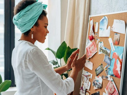 Elle crée un tableau de visualisation pour comprendre clairement et fixer ses objectifs