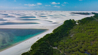 Patrimônio Natural da Humanidade, o Parque Nacional dos Lençóis Maranhenses impressiona com dunas brancas e lagoas azuladas em meio ao Maranhão. Com circuitos variados e paisagens deslumbrantes, o destino encanta visitantes pela vasta natureza e tranquilidade dos vilarejos locais
