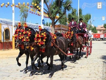 Feria de Abril de Sevilla. Los coches de caballos toman la Feria durante el día