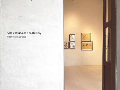 Nicholas Sperakis, Una ventana en The Bowery, vista de exhibición. Cortesía de Galería La Balsa