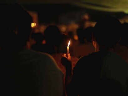 Grupo de fieis se reúnem para uma celebração religiosa