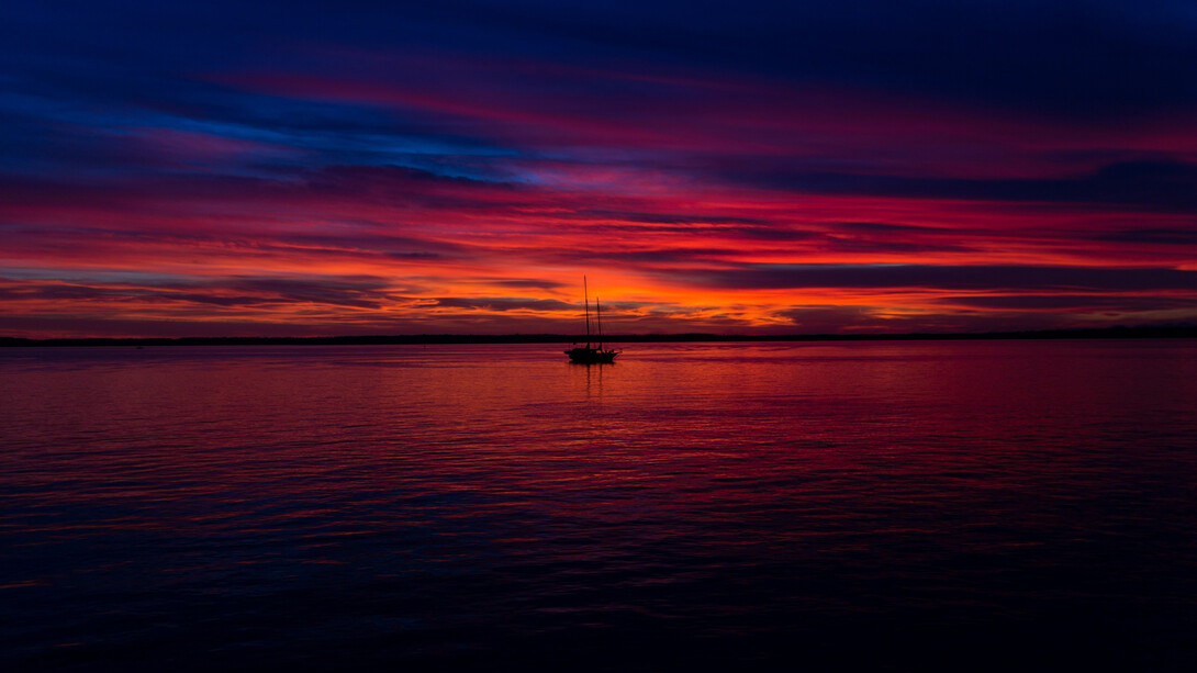 Atardecer en el mar: el océano, llorando por nuestros ojos, nos tomó por sorpresa, y el atardecer coloreó todo, en tonos tropicales de luz