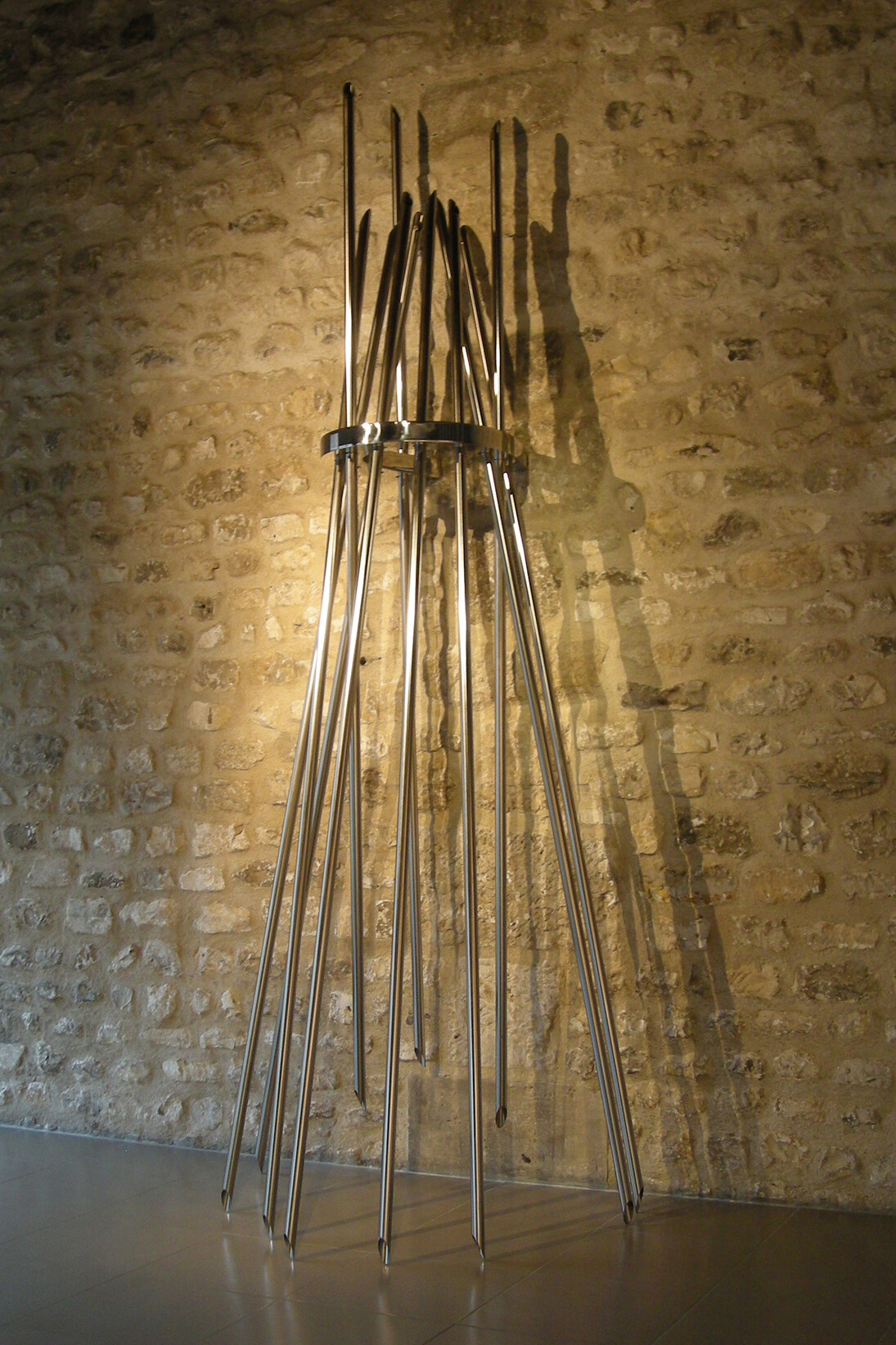 Emilie Perotto, Des attractions désastre, 2011, Acier inoxydable, 335 x 160 x 155 cm, dans l' exposition De la nécessité de marcher, Maison des arts, Grand Quevilly, Credit Photo : Emilie Perotto
