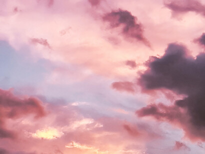 Nubes coloreadas por la luz del sol. Pilar me preguntaba todas las mañanas qué había soñado. Llamaba a ciertos sueños: revelaciones