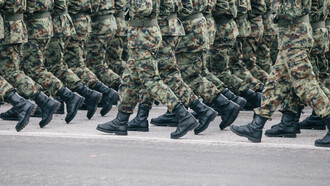 Una tropa militar realiza ejercicios de preparación para el combate en tierra
