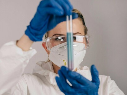 A base científica da polilaminina está sendo construída há anos em ambiente universitário. A pesquisa é desenvolvida na Universidade Federal do Rio de Janeiro (UFRJ), onde estudos laboratoriais e testes acadêmicos indicaram potencial regenerativo da proteína em lesões recentes da medula espinhal. Esses trabalhos iniciais abriram caminho para aplicações pontuais em humanos, sempre condicionadas a decisões judiciais, já que o produto não possui registro sanitário para uso clínico regular