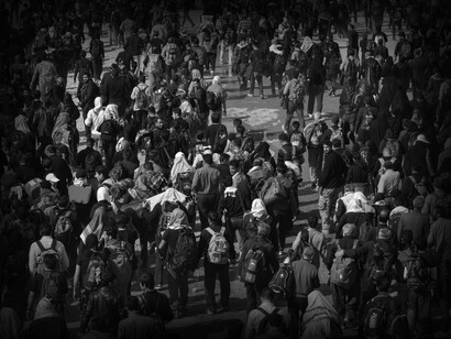 Personas caminando por una gran avenida en la ciudad de Mehran, Irán