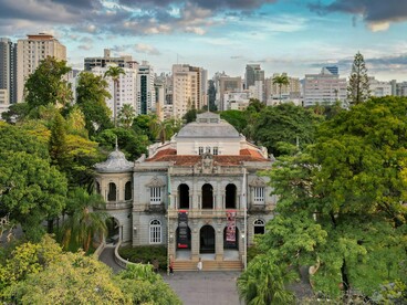 Palácio da Liberdade, localizado na Praça da Liberdade, em Belo Horizonte, Minas Gerais, Brasil. Por isso, o planejamento urbano precisa considerar o porte da árvore, o tipo de raiz, o comportamento da copa, a velocidade de crescimento e sua adaptação ao clima local